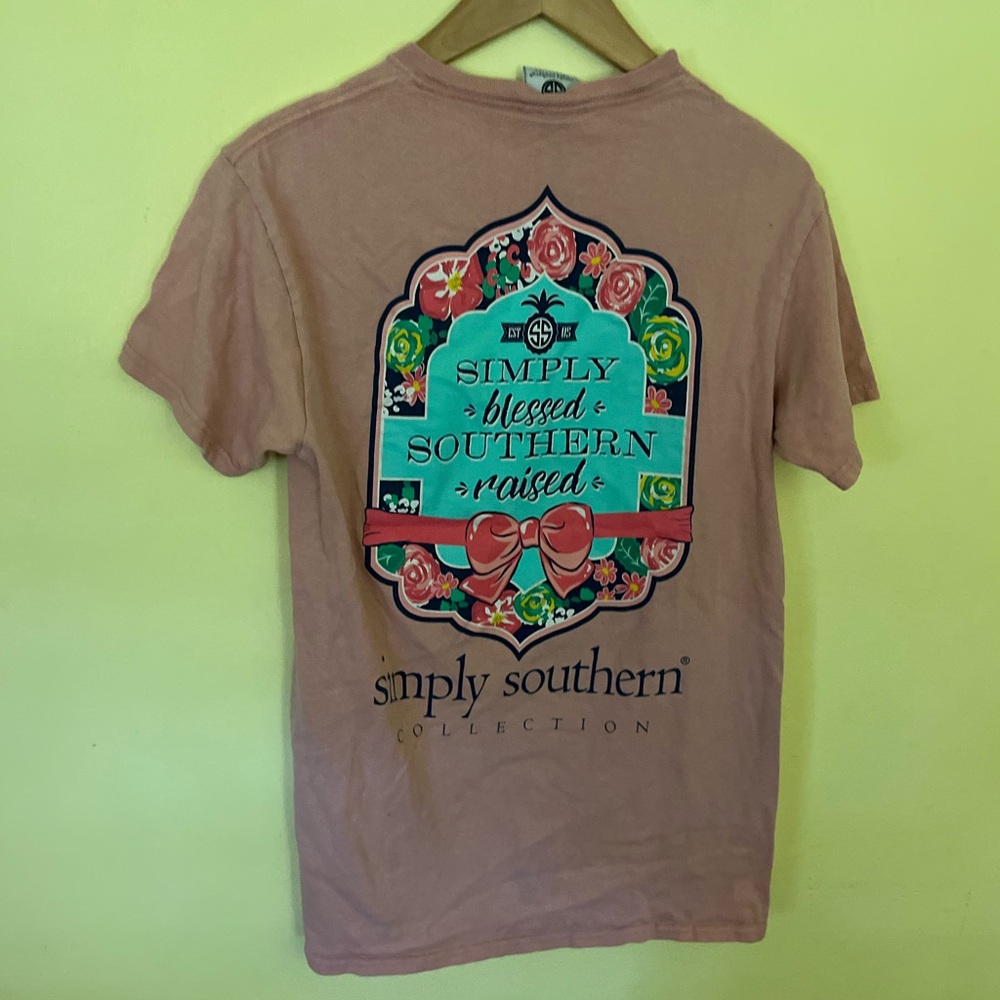 Simply Southern Women’s Graphic Tee in Light Pink Small